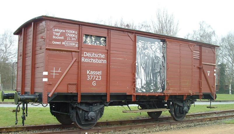 Eisenbahnwaggon mit stilisiertem Bild über Häftlingstransporte (KZ-Gedenkstätte Neuengamme)