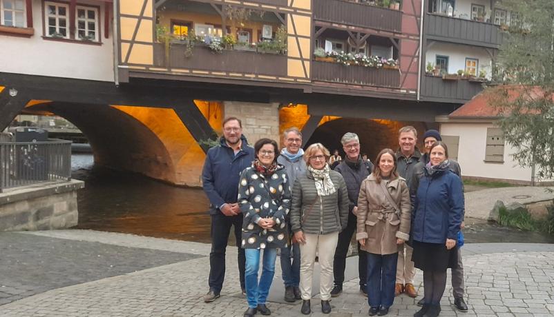 Die Teilnehmerinnen und Teilnehmer vor der Krämerbrücke in Erfurt