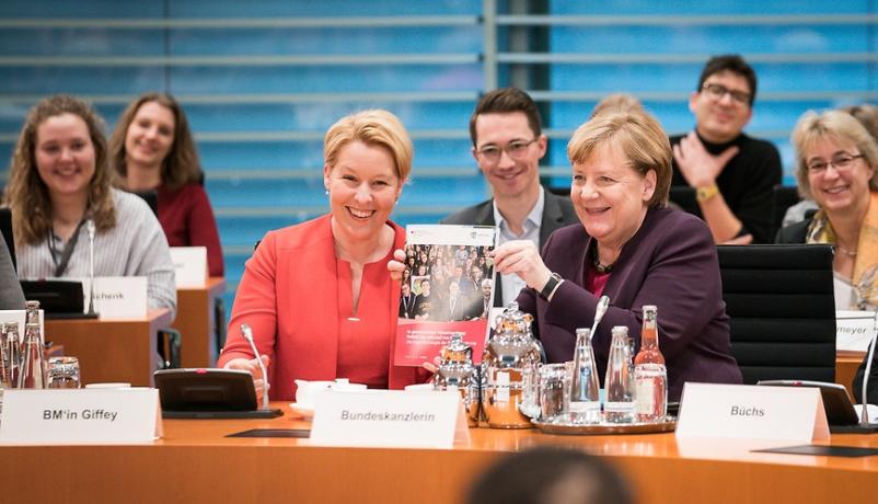 Bundesjugendministerin Franziska Giffey und Bundeskanzlerin Angela Merkel