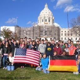 Schülerinnen und Schüler sowie Lehrkräfte der Realschule am Buchenberg und der Twin Cities German Immersion School vor dem Minnesota State Capitol in Saint Paul