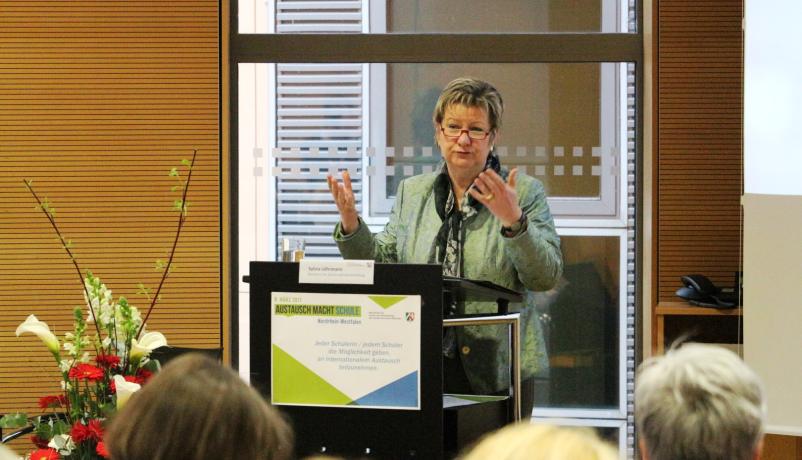 NRW-Schulministerin Löhrmann eröffnet Regionalkonferenz