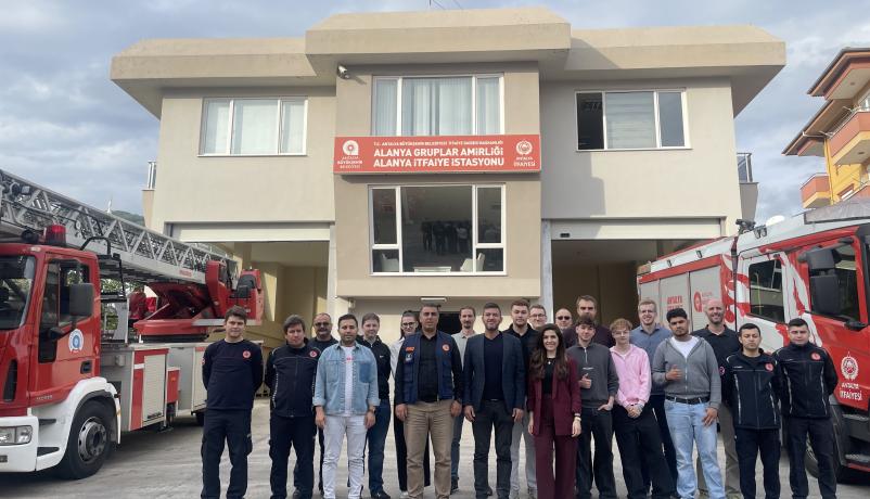Schüler:innen aus Deutschland und der Türkei vor Feuerwehrstation Alanya (Türkei)