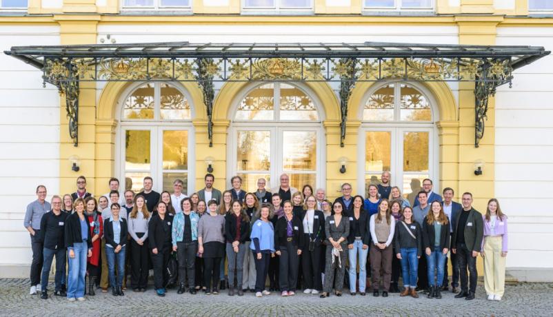 Abschluss der 3. Fachkonferenz internationaler Jugend- und Schüleraustausch 2025, Gruppenbild vor dem Schloss Fürstenried