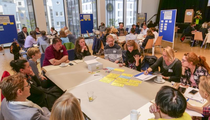 Beim World-Café werden Vorschläge und Forderungen für eine Verbesserung von Austauschen diskutiert