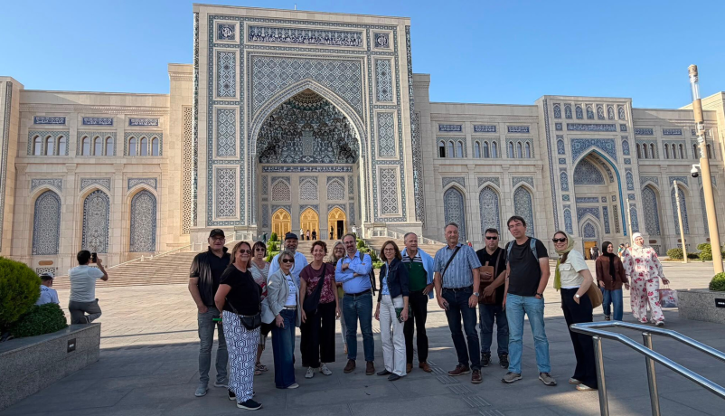 Teilnehmende der Fachreise aus Deutschlad vor dem Zentrum für Islamische Zivilisation in Taschkent, Usbekistan