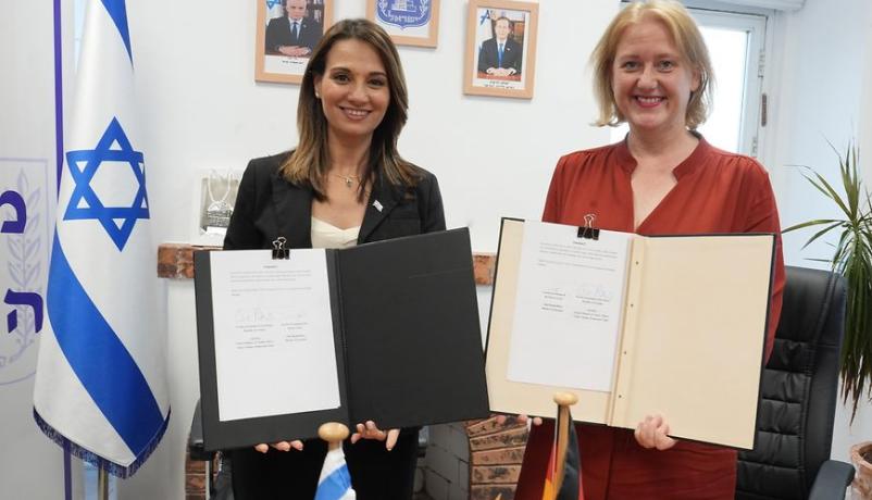 Die israelische Bildungsministerin Yifat Shasha-Biton und Bundesjugendministerin Lisa Paus nach der Unterzeichnung der Absichtserklärung in Jerusalem