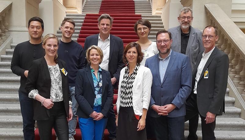 Treffen im Abgeordnetenhaus Berlin: Marcel Hopp MdA (SPD), Jantje Theege (YFU), Louis Krüger MdA (Grüne), Sandra Khalatbari MdA (CDU), Stephan Erb (DPJW), Anna Kauert, Anette Tobor (KKS), Bernd Böttcher (AmS), Peter Battenberg, Jan Schütte (AJA) (v.l.n.r.)