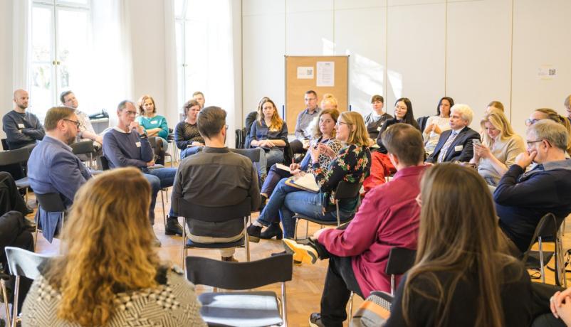 Teilnehmende diskutieren im Plenum der Fachkonferenz Jugend- und Schüleraustausch 2025