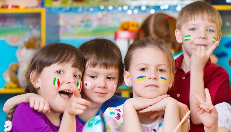 Sprachenlernen eröffnet Kindern die Welt Kinder bemalt mit verschiedenen Flaggen