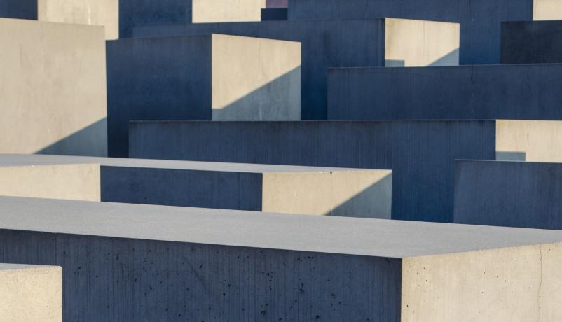 Erinnerung in der internationalen Jugendarbeit Quader des Berliner Holocaust Denkmals