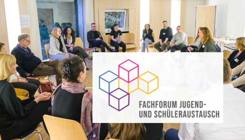 Fachkräfte für Jugendarbeit und Schüleraustausch sitzen im Kreis beim Fachforum und diskutieren