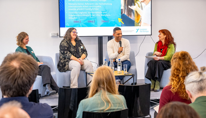 Diskussion mit den Teilnehmenden Bruno Battista, Manuela Demel und Dominika Gökhová auf Podiumsdiskussion zu Jugendarmut und Internationaler Jugendarbeit, Moderation UIrike Werner, IJAB