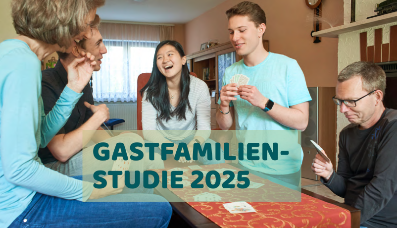 Gastfamilie und Austauschschüler:innen beim gemeinsamen Kartenspiel