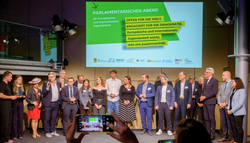 Mitwirkende beim Parlamentarischen Abend - Politiker, Jugendliche, Vertreter:innen der Fach- und Förderstellen – stehen zum Abschluss gemeinsam auf der Bühne.