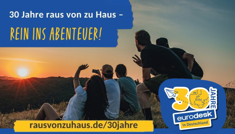 30 Jahre Raus von zuhaus: Jugendliche blicken in einen Sonnenuntergang in die Ferne und machen ein Selfie