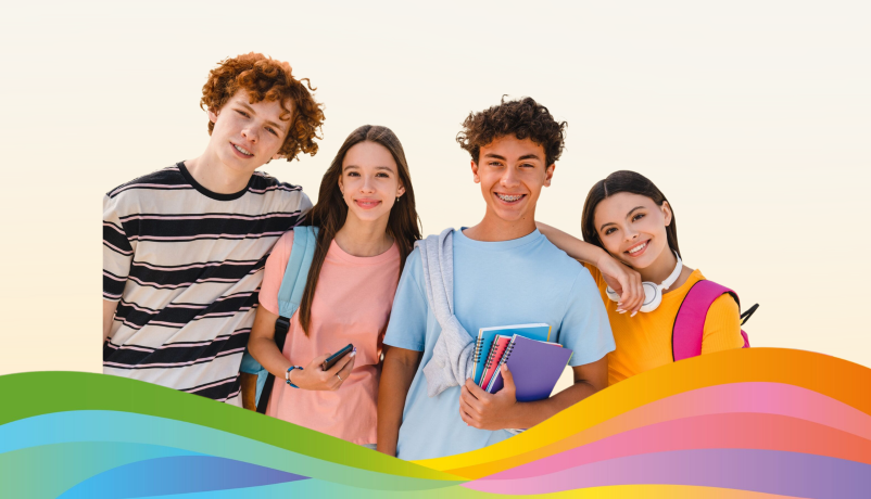 Vier Jugendliche mit Schulmaterialien als Motiv für Schule Global