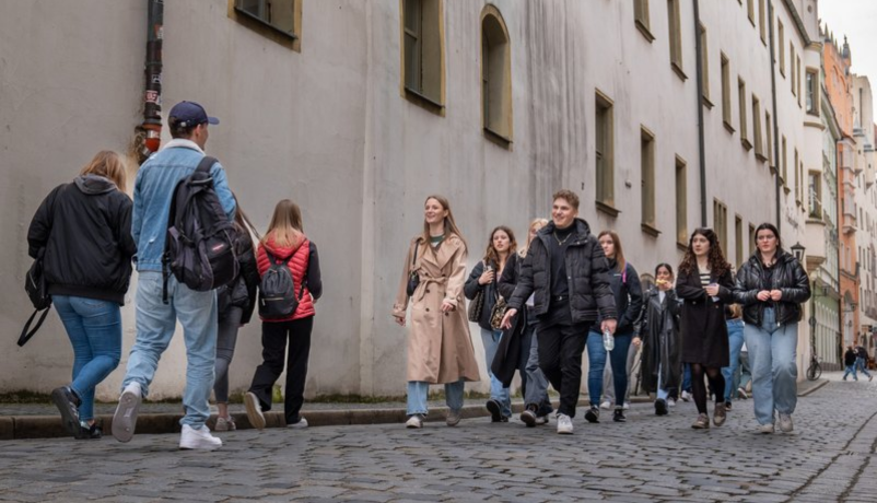 gemischte Schüler:innengruppe aus Deutschland und Tschechien bei einem Schüleraustausch in einer historischen Altstadt