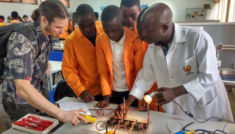 Bild 1: Andre Marten mit Schülern des Industrie-Instituts Maputo (Instituto Industrial de Maputo)