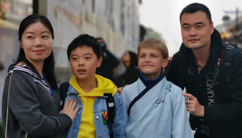 Grundschulaustausch mit China: deutscher Schüler mit chinesischer Gastfamilie