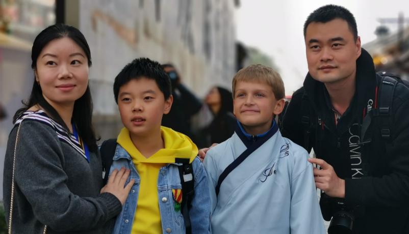 Grundschulaustausch mit China: deutscher Schüler mit chinesischer Gastfamilie Grundschulaustausch mit China: deutscher Schüler mit chinesischer Gastfamilie