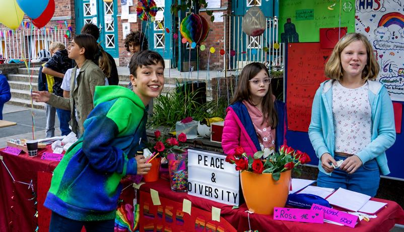 Stand "Peace and Diversity" auf dem Schulfest an der Heinrich-Hertz-Schule Hamburg