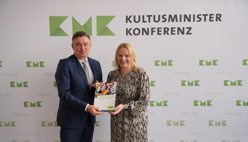 Übergabe Positionspapier an KMK-Präsidentin Christine Streichert-Clivot, Bildungsministerin des Saarlandes, durch Tobias Bütow, Generalsekretär des DFJW und Sprecher der Initiative „Austausch macht Schule"