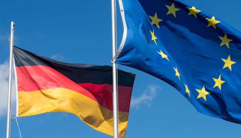 Flaggen der EU und Deutschlands
