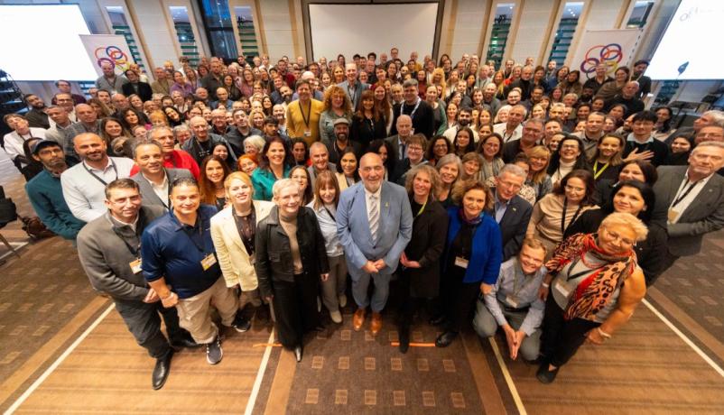 Gruppenbild mit Teilnehmenden der Deutsch-Israelische Netzwerkkonferenz zum Jugendaustausch 2025 in Berlin