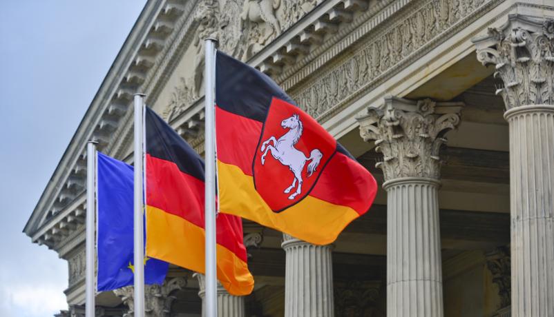 Europa-, Deutschland- und Niedersachsen-Flaggen vor dem Niedersächsischen Landtag