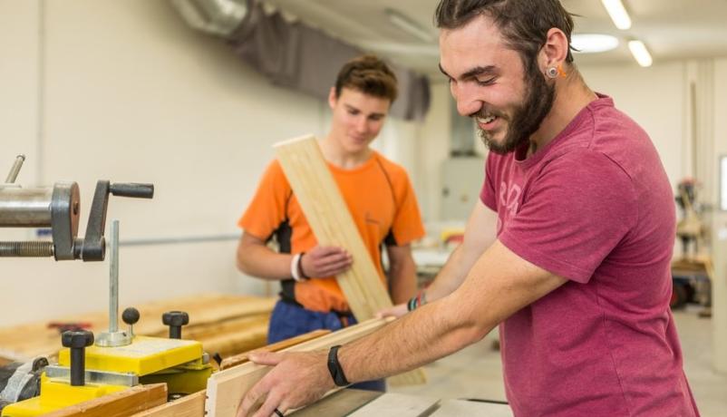 Auszubildende in einem Betrieb