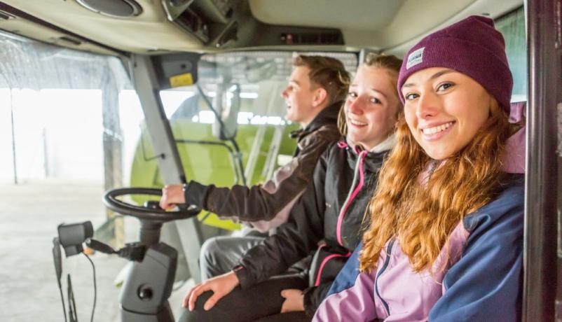 Jugendliche Schülerinnen nehmen an einem beruflichen Austausch im Bereich Landwirtschaft teil