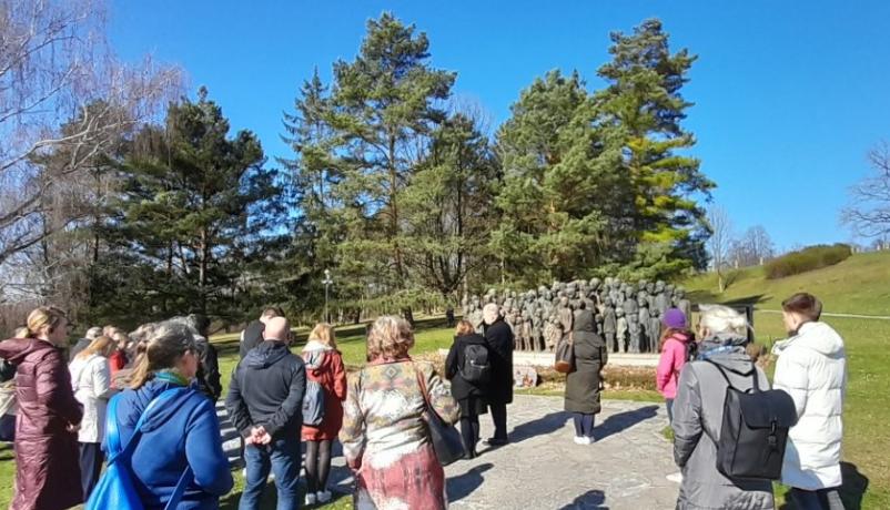 Besuchergruppe vor dem „Kinderdenkmal“ in Lidice (CZ)