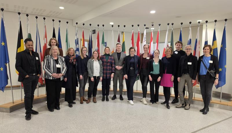 Gruppenbild mit Flaggen