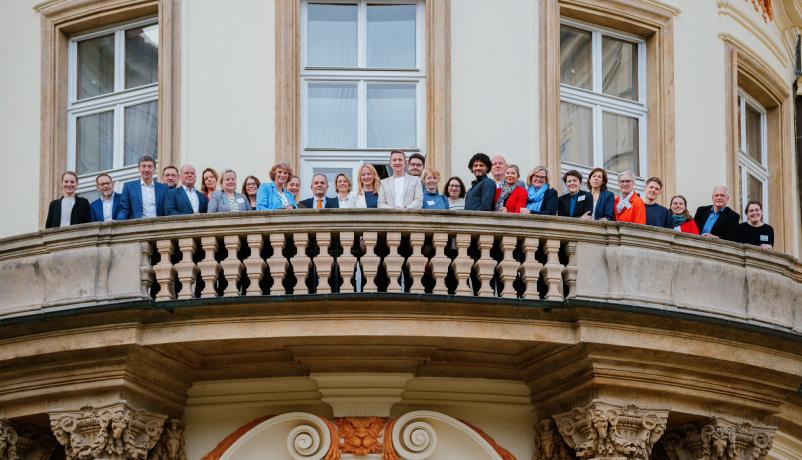 Teilnehmerinnen und Teilnehmer der Informationsreise Herz, Hand, Kopf 2024 auf dem Balkon der Deutschen Botschaft Prag