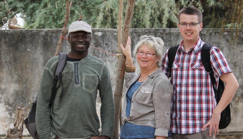 Projektleiter Elhadj Diouf, Schulleiterin Karin Thiele, Projektleiter Tobias Rusteberg