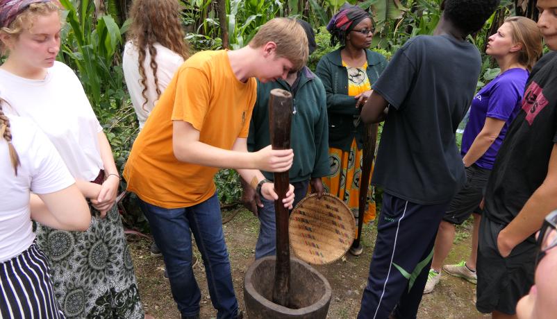 Besuch der Partnerschule in Tanzania und den am Projekt beteiligten Kaffebauern