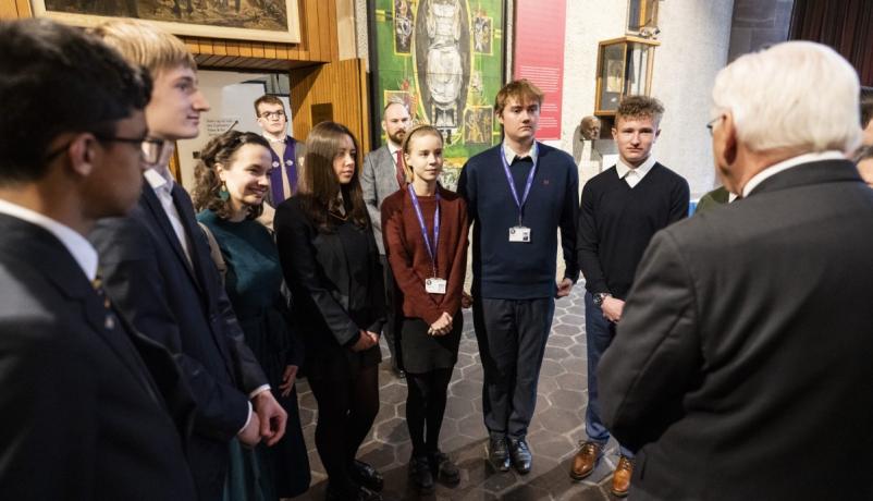 Bundespräsident Steinmeier im Gespräch mit deutschen und britischen Schülerinnen und Schülern in Coventry