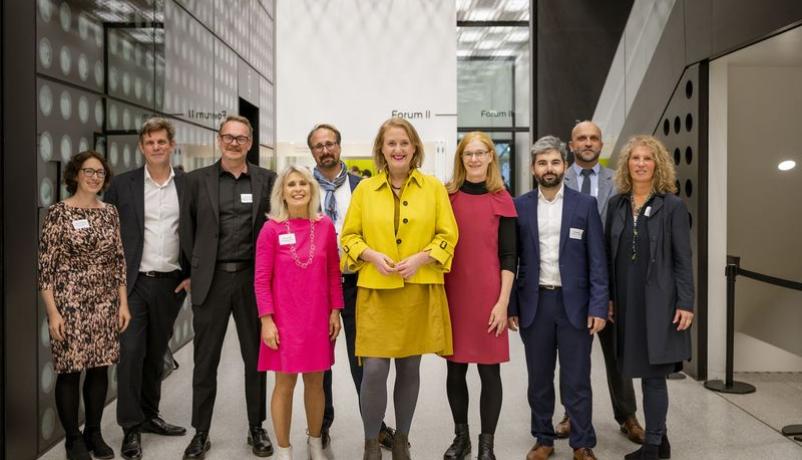 Die Leitungen der Fach- und Förderstellen mit Bundesjugendministerin Lisa Paus.