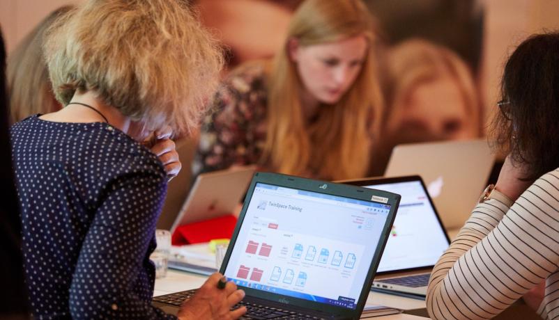 Teilnehmende bei einer PC Schulung