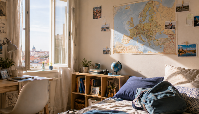 Helles Jugendzimmer mit Reisefotos, Karte und persönlichen Erinnerungsstücken.