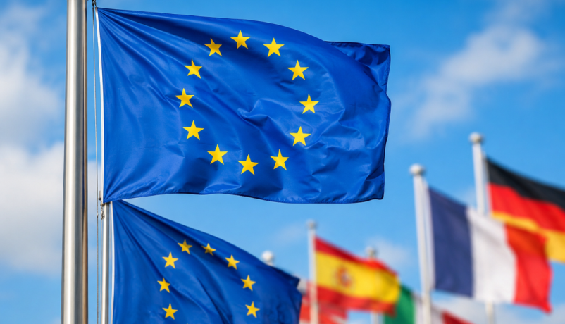 Flaggen europäischer Staaten, im Vordergrund die der Europäischen Union
