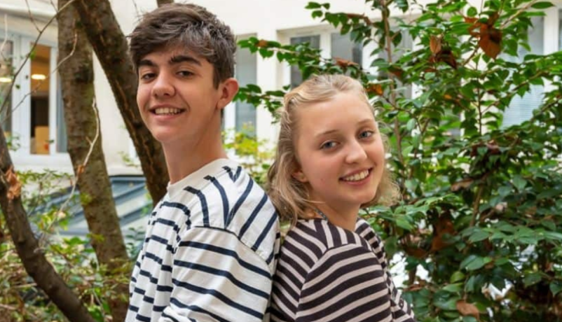 zwei jugendliche Teilnehmende am deutsch-französischen Schüleraustausch im Programm Voltaire