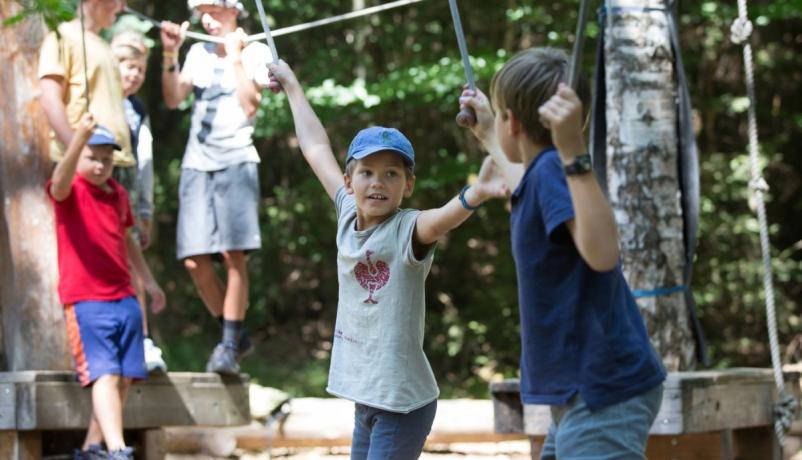 Kinder aus Bayern und Tschechien beim gemeinsamen Spiel im Projekt „Plasto Fantasto“