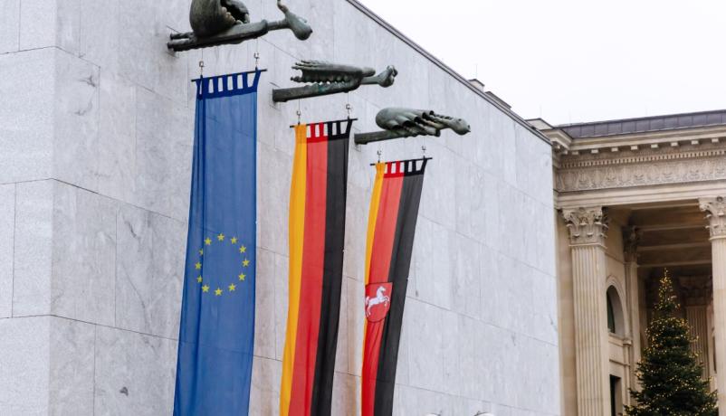 Fahnenträger am Plenarsaal des Landtages Niedersachsen, Beflaggung zur Plenarsitzung