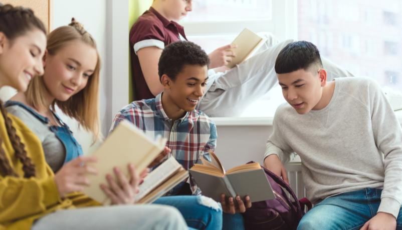 Schülerinnen und Schüler arbeiten zusammen