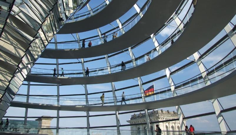 Besucher in der Kuppel des Reichstagsgebäudes