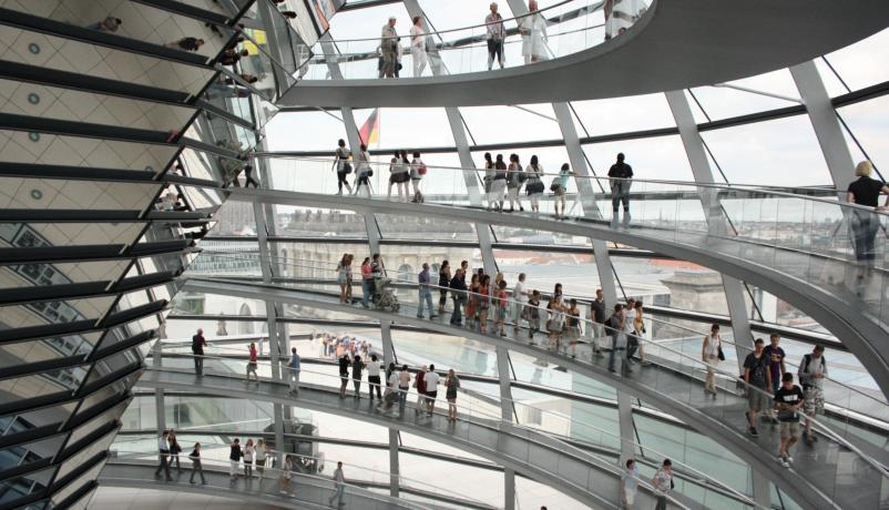 Schüler in der Kuppel des Reichstagsgebäudes