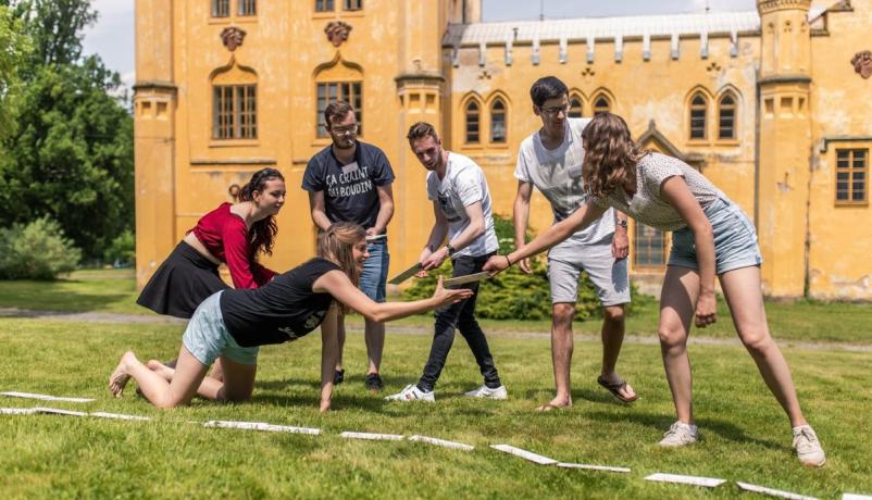 Jugendliche auf einer Wiese beim Methodentraining Sprachanimation