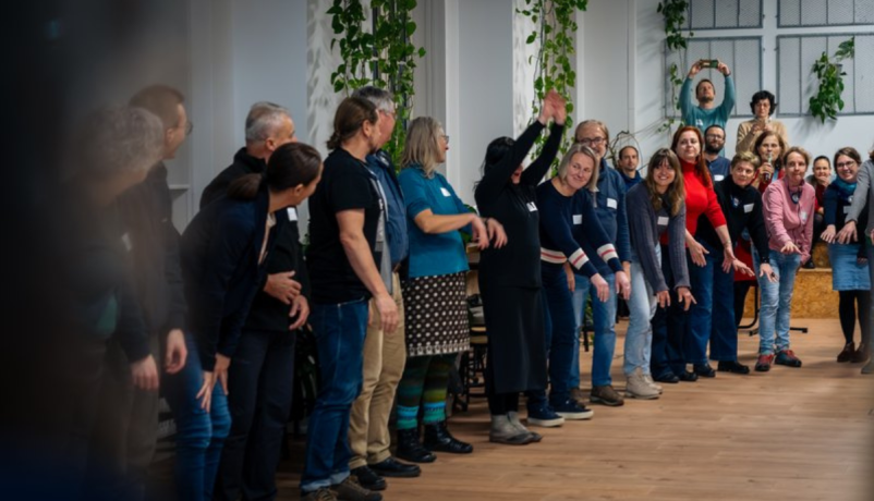 Teilnehmerinnen und Teilnehmer des Fachforums des Koordinierungszentrums Tandem bei einer inklusiven Methode, Leipzig 2025