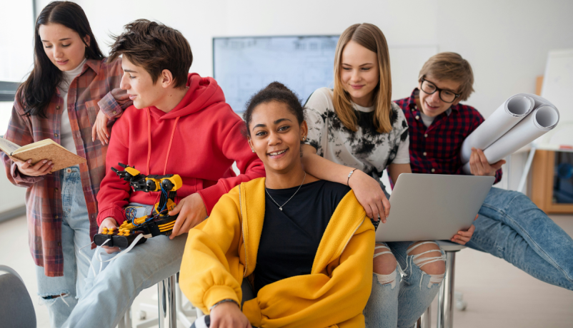 Gruppe von verschiedenen Schülerinnen und Schülern in einem Klassenzimmer